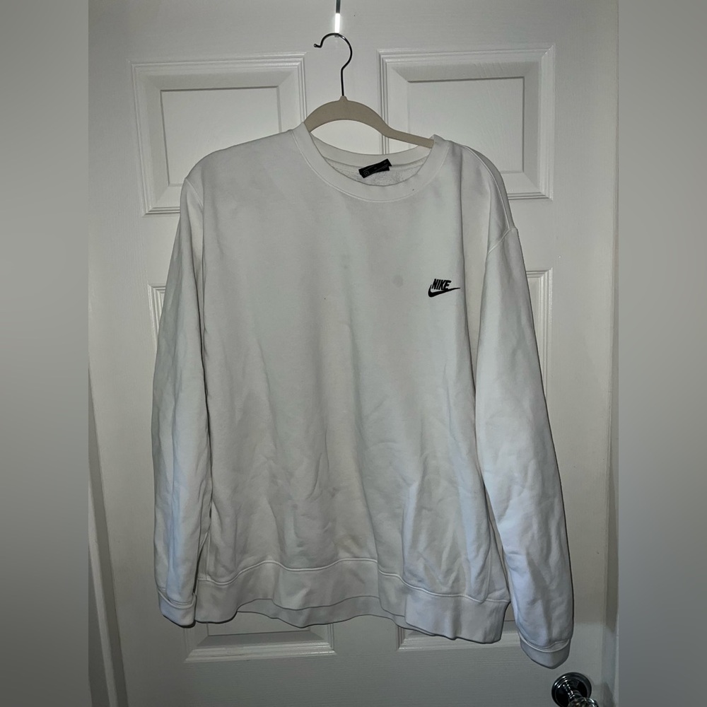 White Nike crew neck sweatshirt